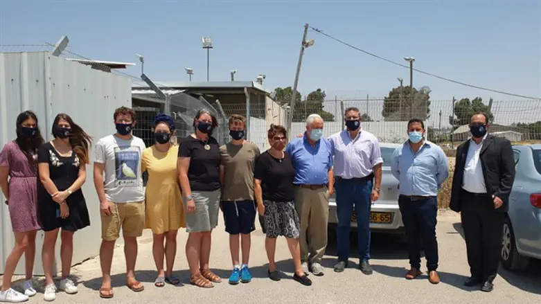 Семья Фульд у зания военного суда