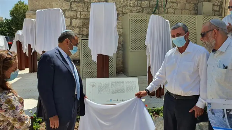 הרב רפי פרץ ומשה ליאון בחנוכת התערוכה