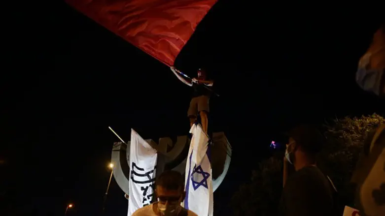 מפגינים על המנורה