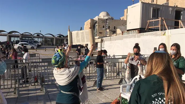 מחוץ לעזרת הנשים