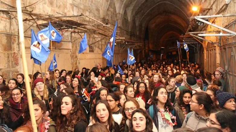 "יש פה דגלי ישראל לצד דגלי 'משיח', ומעל כולם דגל המקדש". סיבוב שערים