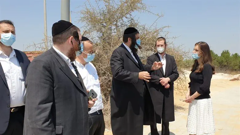 השרה עומר ינקלביץ' בביקור באלעד