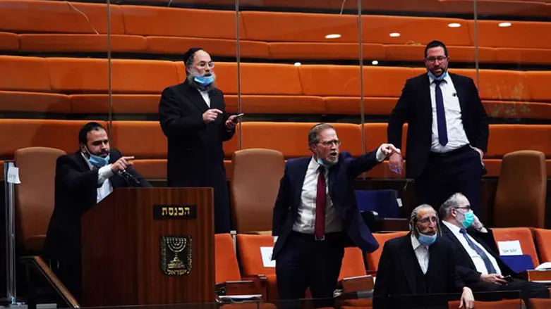 העברת החוק יצרה סדקים בקואליציה. ח"כים חרדים בעת ההצבעה
