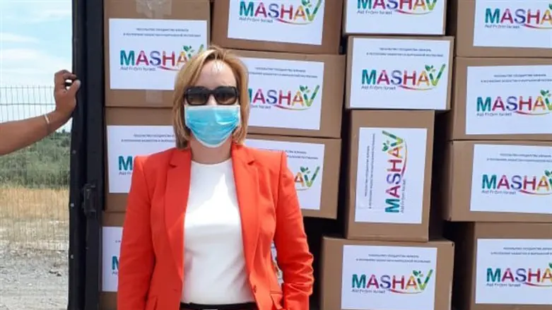 השגרירה הישראלית עם הסיוע