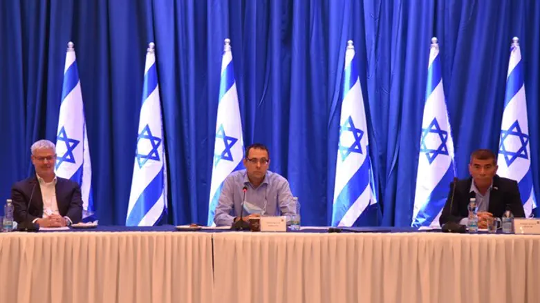 גבי אשכנזי, צבי האוזר ואלון אושפיז