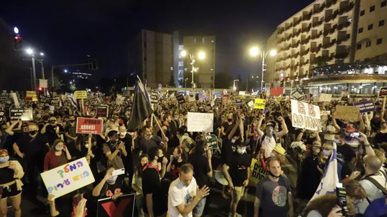 הפגנת השמאל בכיכר פריז