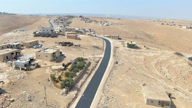 כביש לא חוקי בכפר לא חוקי