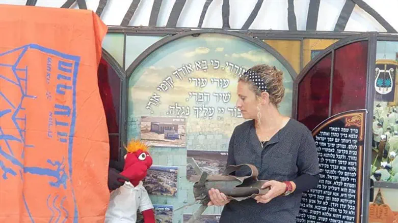 שרית ברנס והבובה