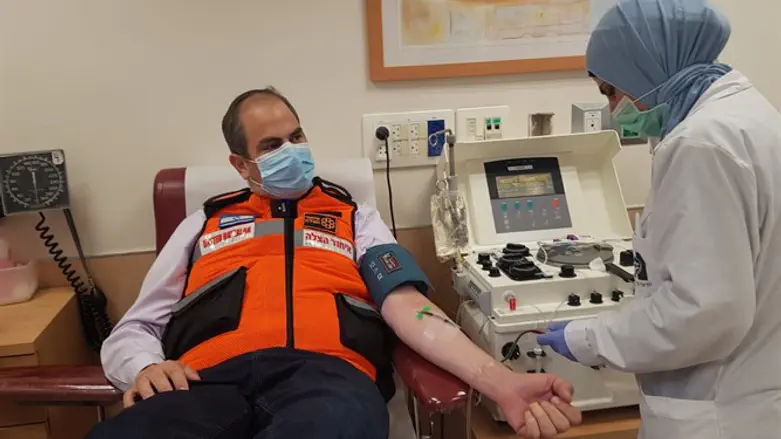 Eli Beer donates plasma