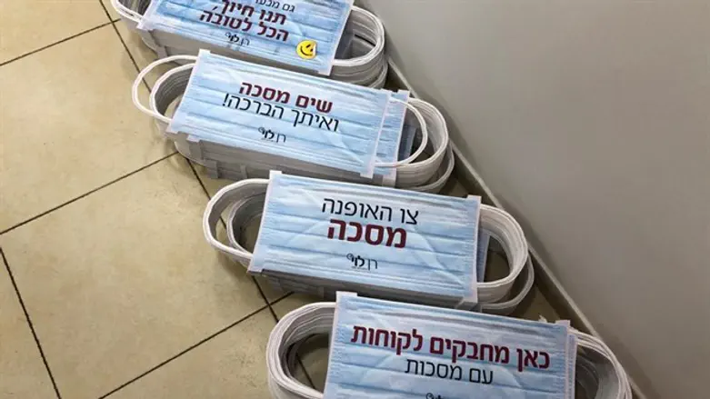 כאן מחבקים לקוחות