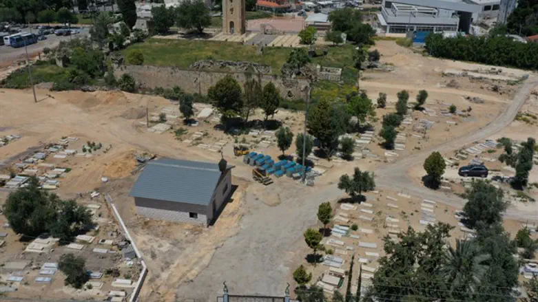 המבנה במרכז בית העלמין