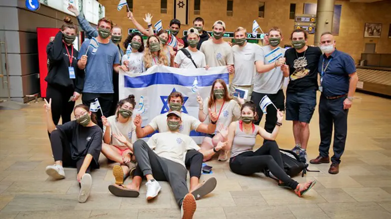 New immigrants arrive on Nefesh B'Nefesh flight