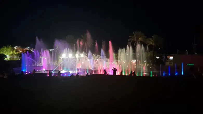 המזרקה המוזיקלית הגדולה ביותר בארץ. המזרקה באילת