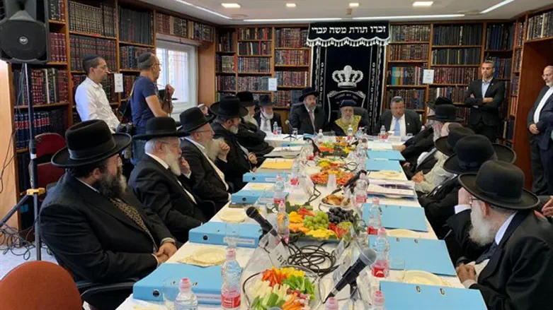 בשנה שעברה: משה ליאון עם מועצת הרבנות הראשית בבית הרב עובדיה