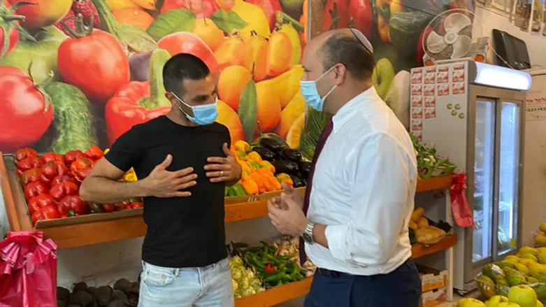 נמצא במגע מתמיד עם האזרחים שבמצוקה. בנט במפגש עם בעלי עסקים