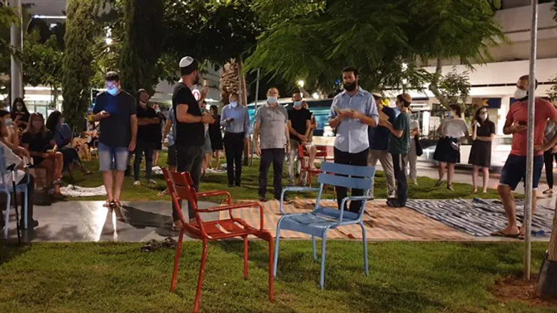 תפילה בכיכר דיזנגוף, תל אביב