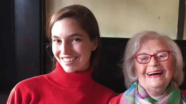 תום נשר עם הסבתא לילי