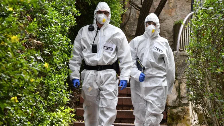 שוטרים אוכפים את הצו