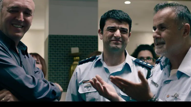 'מנאייכ', כאן 11