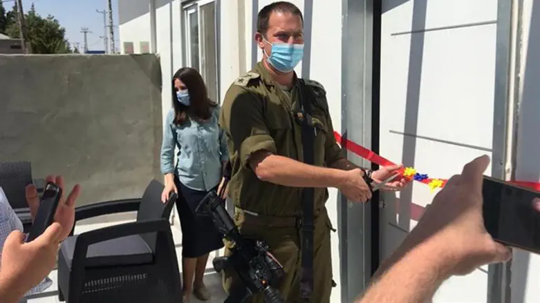 גזירת הסרט במגורי החיילים החדשים ביישוב מיצד