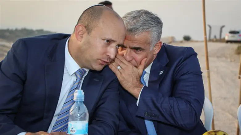 Yair Lapid (r) and Naftali Bennett (l)