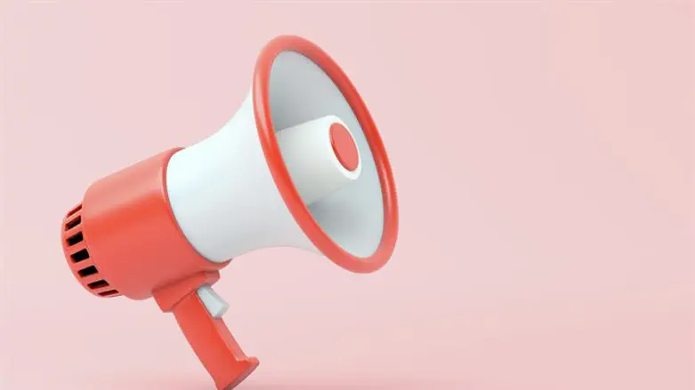 להשמיע זעקה