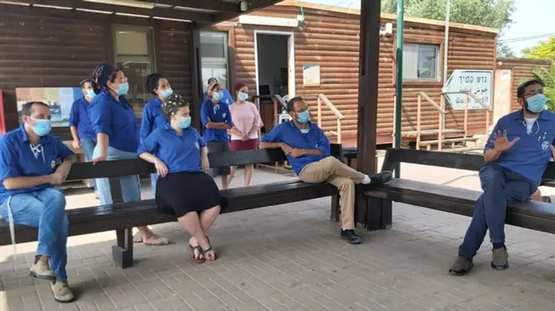 צוות תנועת הנוער עזרא במרכז מורשת גוש קטיף