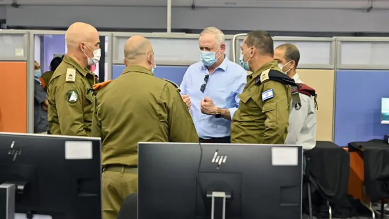בני גנץ בסיור במפקדת הקורונה