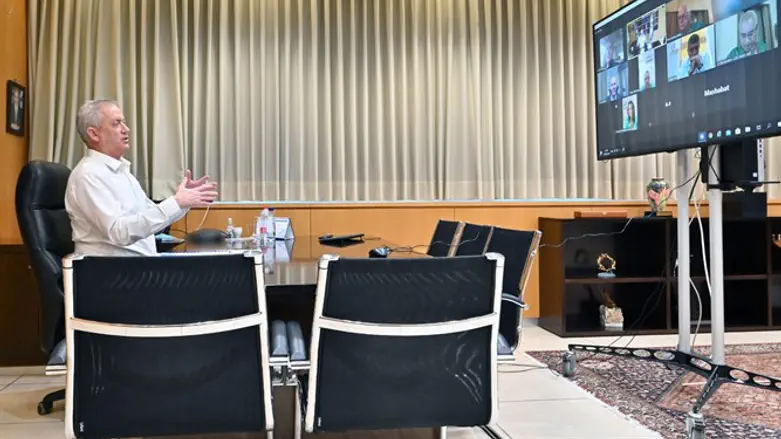 בני גנץ במהלך השיחה עם המשלחת בהודו