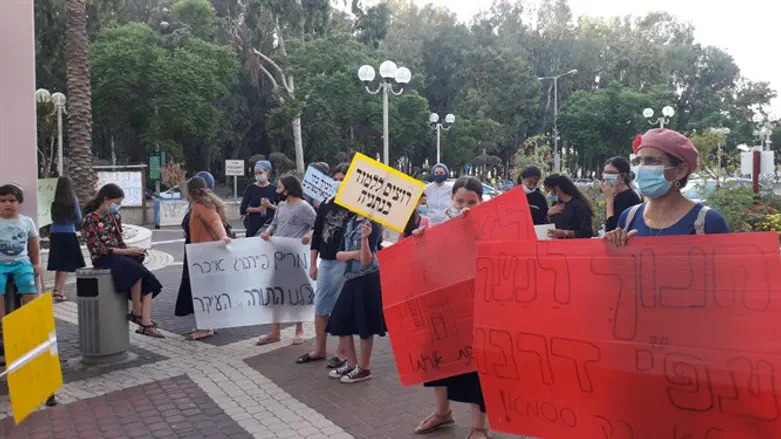 תלמידים והורים מנתניה מפגינים