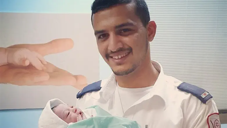 פראמדיק מד''א דניאל גפרי והתינוקת  