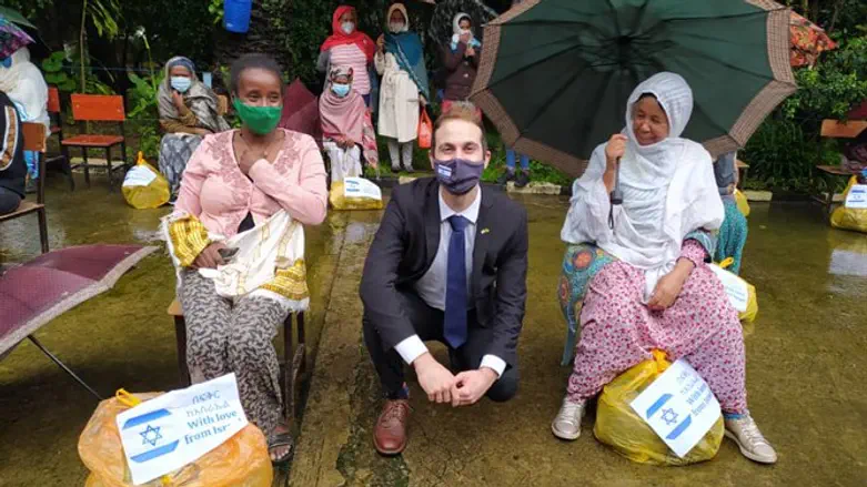 הנציג הישראלי עם משפחות שקיבלו את הסיוע