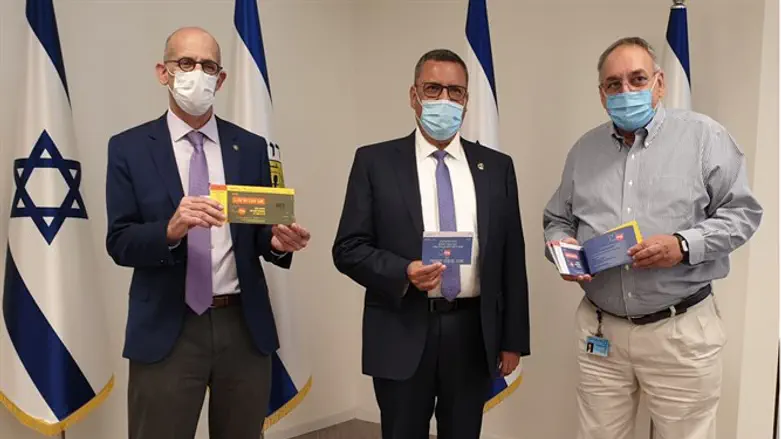 ראש העיר עם מנהלי בתי החולים