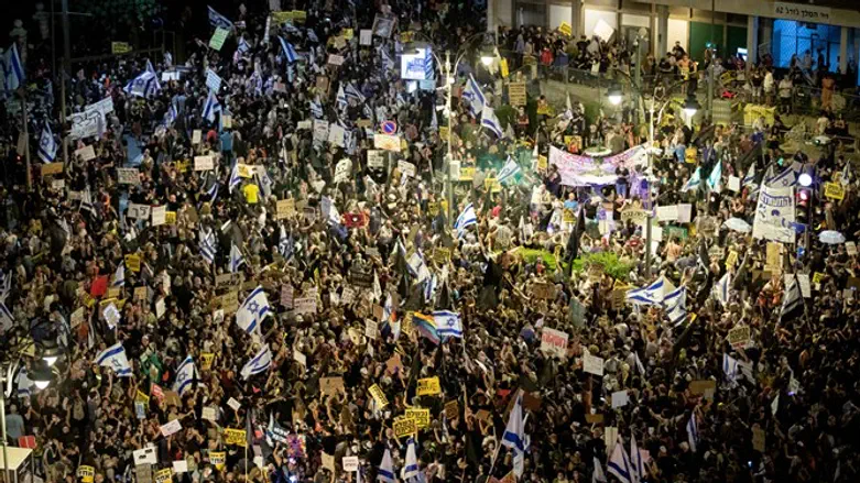 השימוש במכת"זיות נפסק אחרי הביקורת הציבורית. הפגנות מול בית רה"מ, השבוע