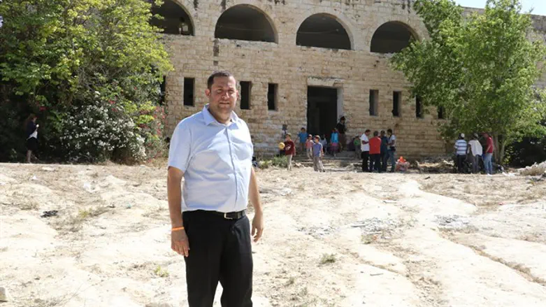 ראש מועצת שומרון, יוסי דגן על רקע המצודה בשאנור