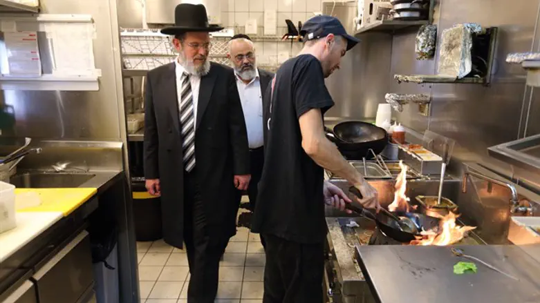 "המשגיחים לא התלוננו, והיו שותפים למשבר שעבר על בעלי המסעדות". משגיחי כשרות