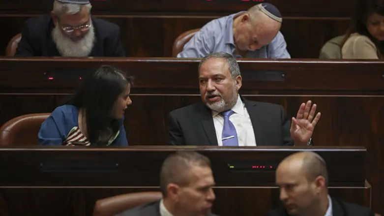 מצדיק את הקמפיין של נתניהו 'ליברמן זה שמאל'. ליברמן ושקד