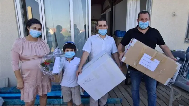 יוסי דגן עם המשפחה בביתה החדש