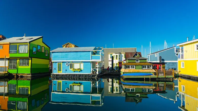 אם מבודדים- לפחות שיהיה בים