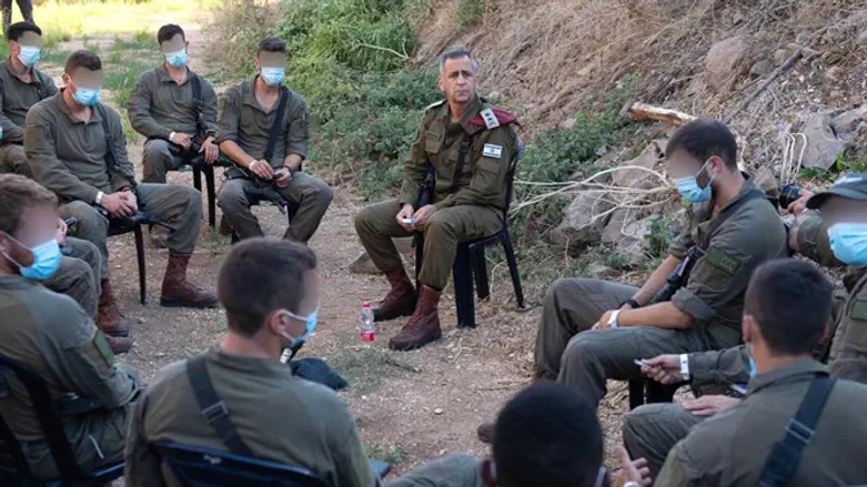 הרמטכ"ל כוכבי עם לוחמי מגלן