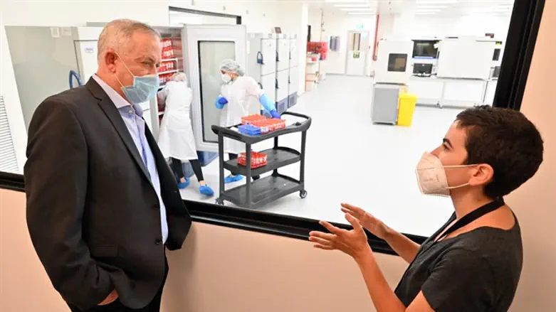 גנץ במעבדות