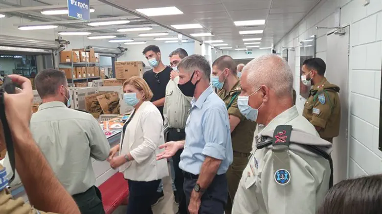 חברי הכנסת בעמדת חלוקת ציוד למתגייסים