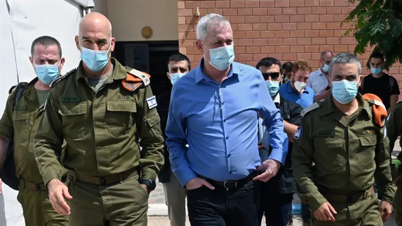 Gantz with IDF officials
