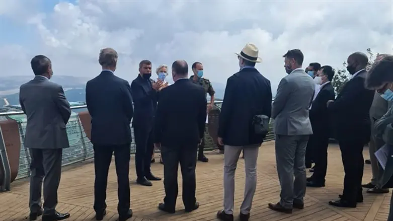 גבי אשכנזי עם השגרירים