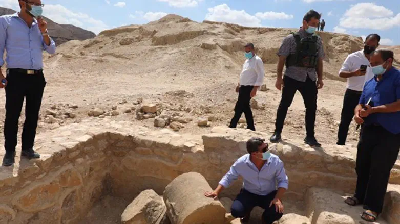 אקוניס בבנימין