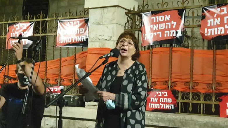 Ривка Михаэли на демонстрации у резиденции Биньямина Нетаньяху