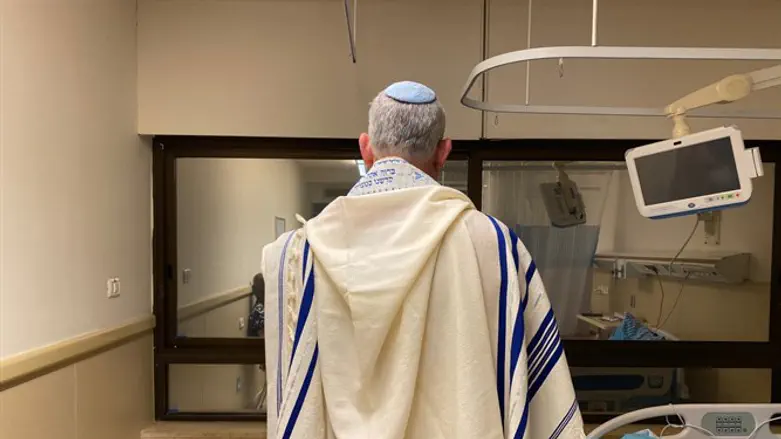 גנץ בתפילה ב"שיבא"