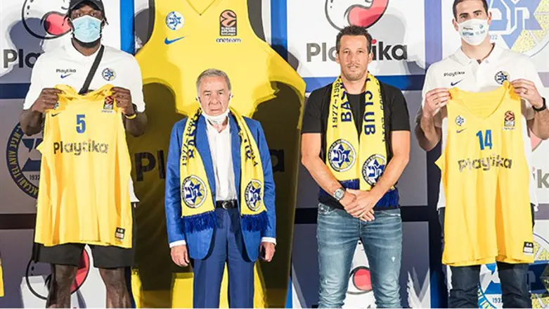 מכבי תל אביב מציגה את הגופיה החדשה