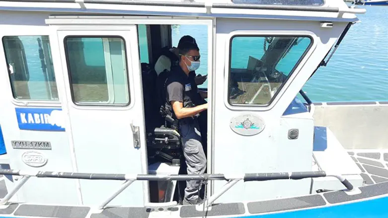 בתוך מס' דקות הכלים מגיעים למקום הדיווח. ספינת שיטור ימי בפעילות