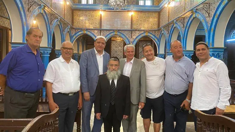 חברי הקהילה בבית הכנסת אל גריבה